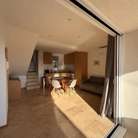 Petite Maison Dans La Colline A 2kms De La